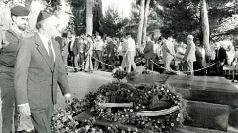 Menachem Begin at the graveside of his mentor,  Vladimir Jabotinsky